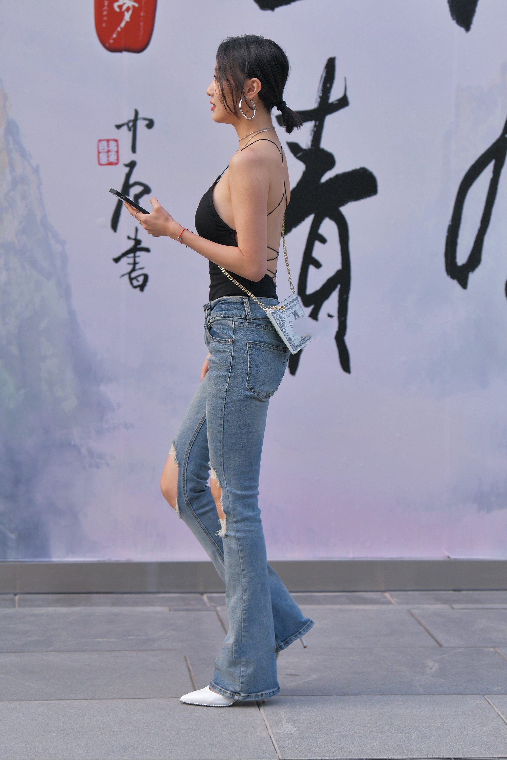 黑色吊带搭配破洞牛仔裤,青春时尚,轻松减龄