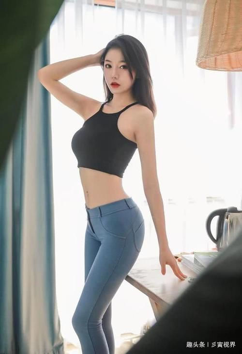 牛仔裤 牛仔裤这样穿搭凸显完美身材,性感美丽动人