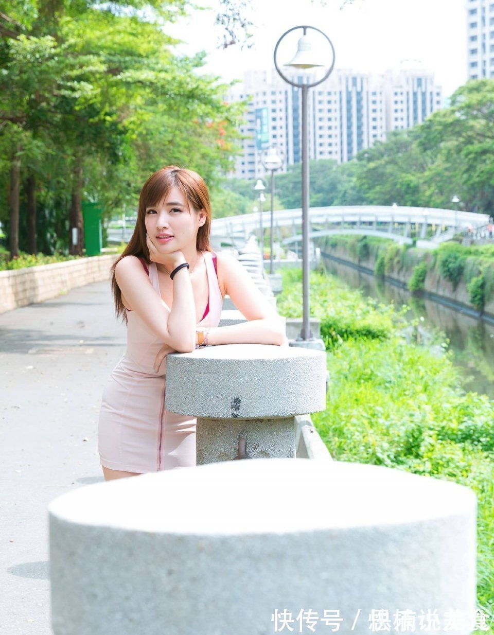 紧身背心 小姐姐身穿紧身背心连衣裙,散发着优雅的气质,看上去时尚又大方