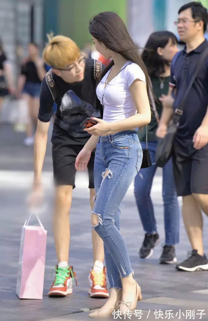 包臀裙 裸色的吊带连衣裙,上半身带褶皱设计,看上去十分的有质感