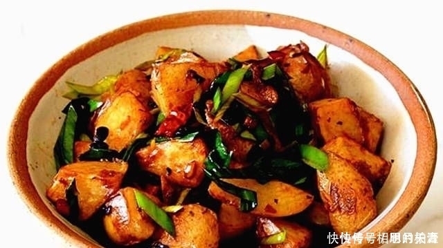 炒土豆丝,千万不要直接炒,2个小诀窍,土豆丝香辣脆爽,超好吃