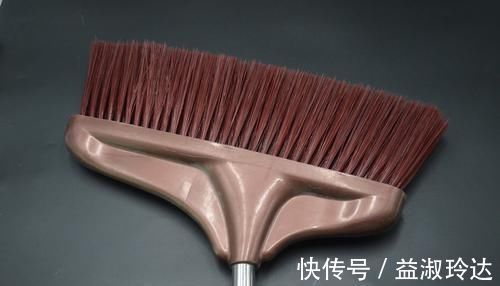 扫把|扫把上粘满了头发,试试这个方法,不脏手又方便,邻居见了纷纷学