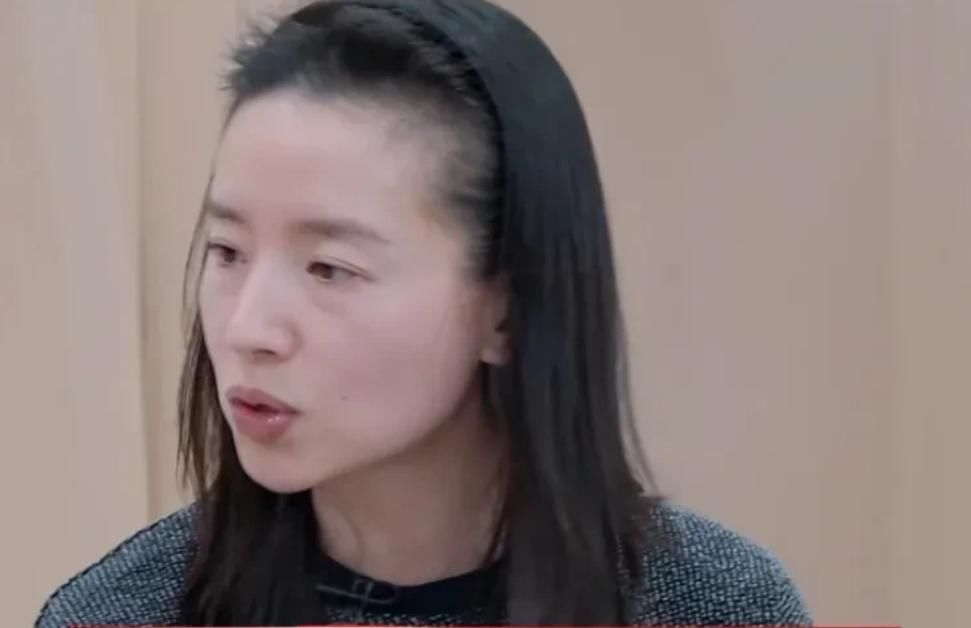 董洁被淘汰以后满眼噙着泪，表达着对《浪姐2》舞台的眷恋与不舍