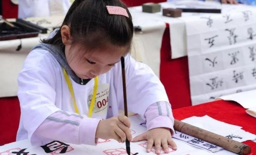 硬笔书法!孩子上四年级,练了四年硬笔书法,看到成品,妈妈:我先哭一会