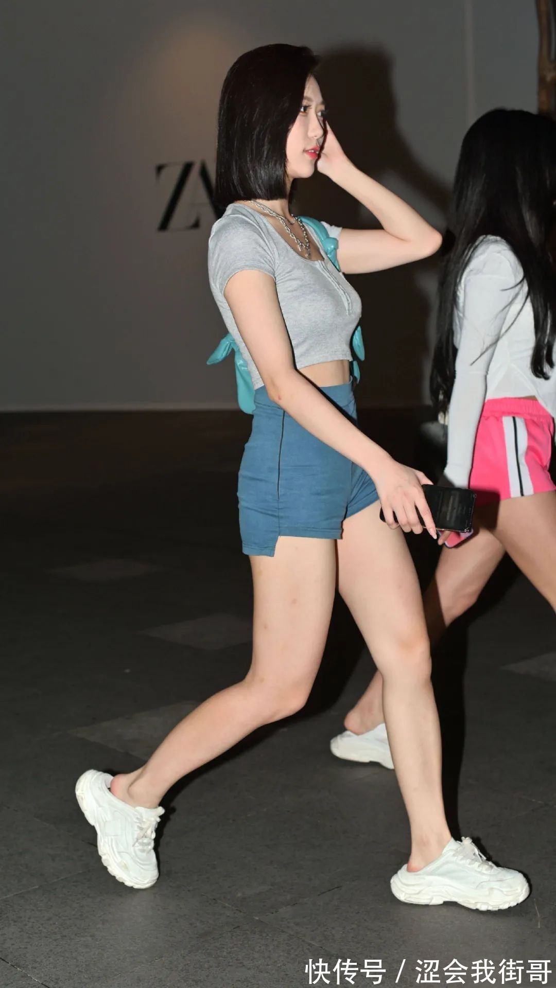 时尚|穿蓝色牛仔短裤的时尚女生