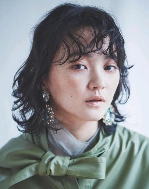 面部|面部太宽的女人如何变美?改变这些细节,显脸小之外还能提升气质