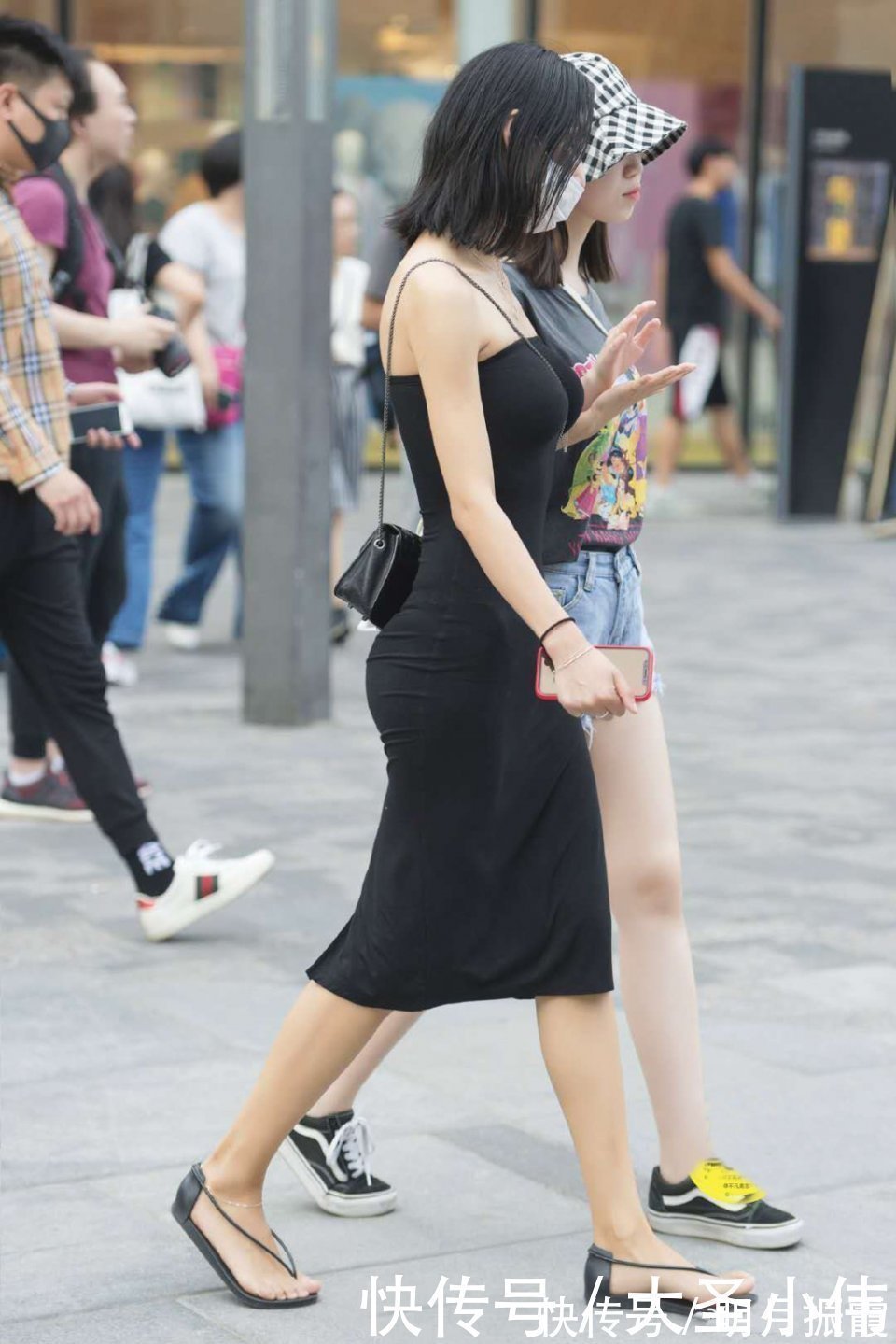 小姐姐|美女街拍一字肩连衣裙后开叉街拍，尽显优雅轻熟风
