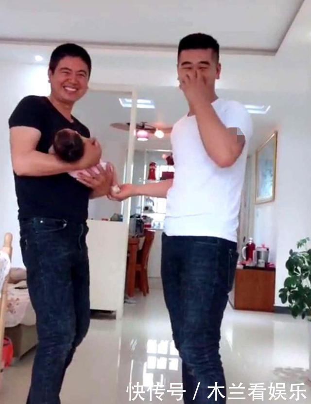 爸爸|“最年轻爷爷”火了,终于把儿子熬成兄弟,让宝宝分不清爸爸爷爷