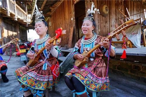 湘西大山深处的千年侗寨，大事都要女人签字，男人负责带孩子