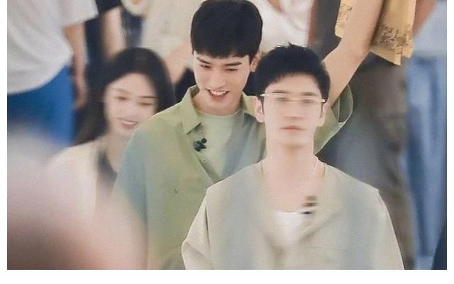 姚安娜|《中餐厅5》定下播出时间！用全员海报官宣阵容，龚俊坐在最边边