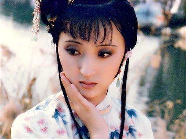 红楼梦宝玉为何初见黛玉就砸玉,初见宝钗的金锁却喜笑颜开隐情难以启齿