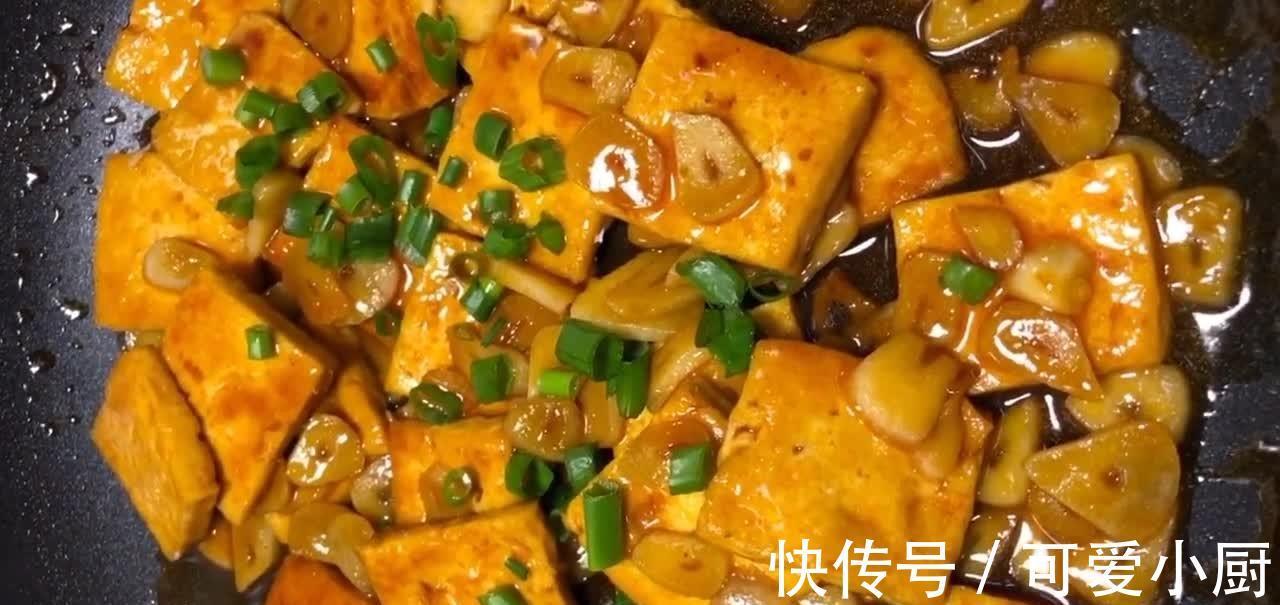 家常版大蒜煎豆腐,料汁鲜浓味美蒜香扑鼻,拿肉都不给换的美味!