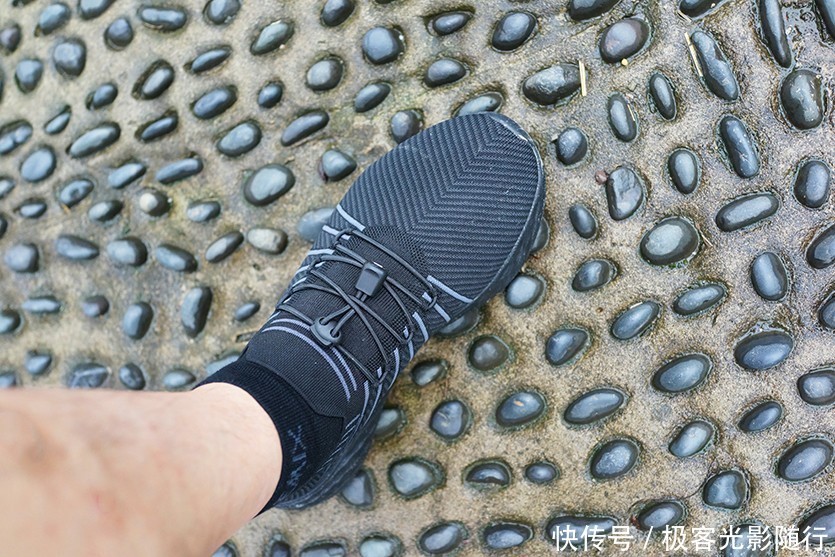 鹅卵石|不怕脏,不怕水,还很轻!OneMix小黑鞋评测