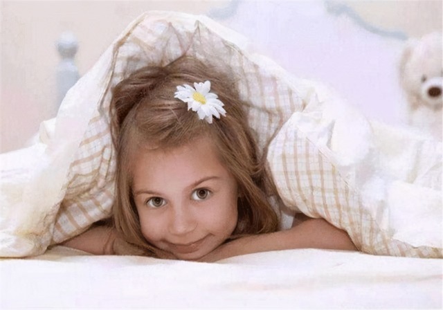 被子|一家四口的睡姿走红,完美诠释:爹妈才是真爱,两个孩子是个意外