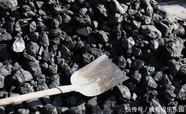 矿工们 为什么煤炭里面会有金灿灿的东西,这是什么?今天算长见识了