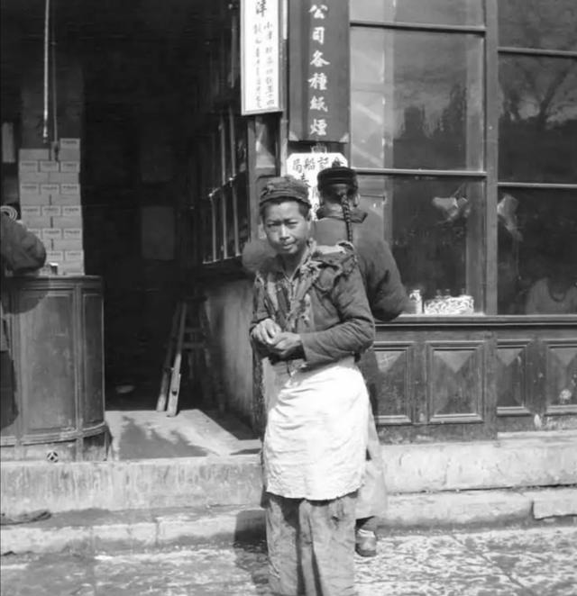 洋车|清末老照片,摊贩在街头叫卖糊口谋生,华衣女子去相馆坐洋车摆拍