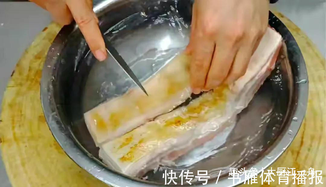 猪皮|做红烧肉，最忌焯水和用水炖了，教你一招，肥而不腻，太解馋了