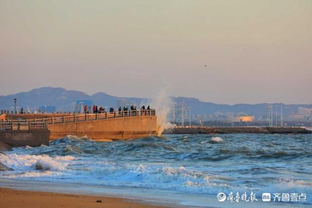 万丈光芒染海风！日照灯塔公园阳光秀丽，涛声依旧