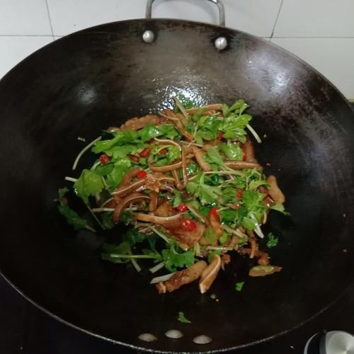 香芹炒猪耳，脆嫩可口，美味下饭菜