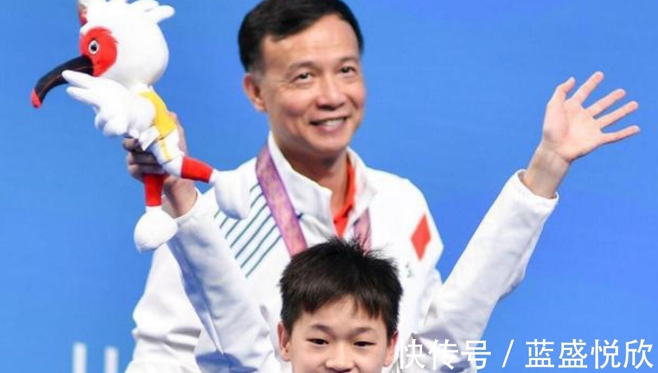 银牌|慈爱!全红婵与管晨辰合影,谁注意何教练真是当爹又当妈啊!