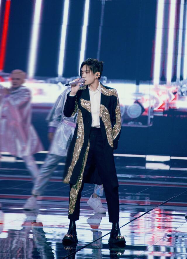 易烊千玺下台迷路,弓着身子在舞台上乱跑,撞到主持人反应太可爱