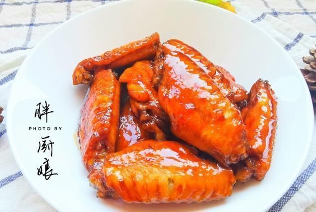 可乐鸡翅这样做才好吃,色泽红亮,骨头一滑就脱,鲜嫩入味