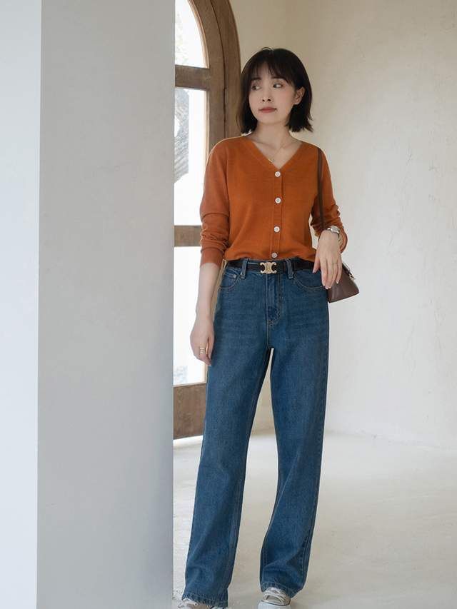 外套|秋季的简约穿搭指南，毛衣外套搭配吊带裙高级时髦，精致大气