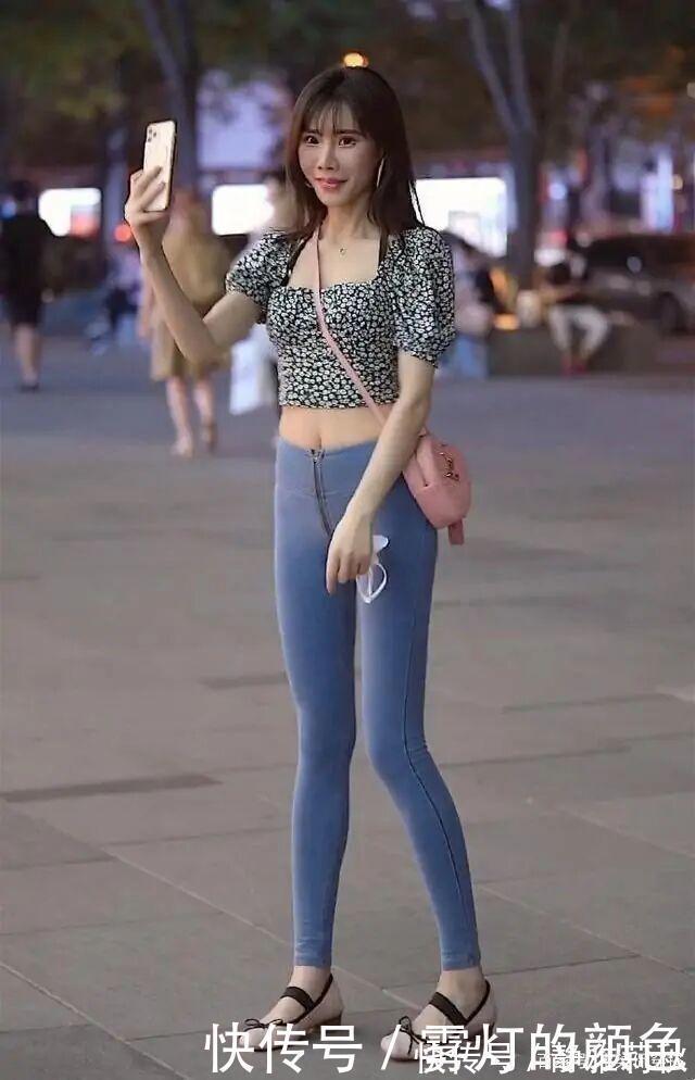 牛仔裤 年轻女孩属实会“玩”,牛仔裤穿出“无痕”的感觉,路人看懵了!