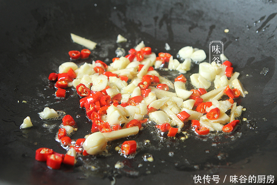 下饭|冬天,多给家人吃此这鱼,肉质细腻刺又少,简单焖一焖鲜香下饭