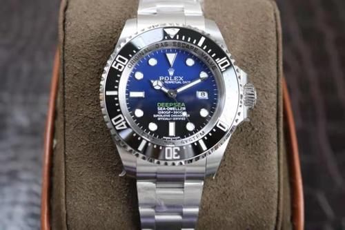 35岁左右爱运动的男士，如何选择欧米茄和劳力士的潜水腕表