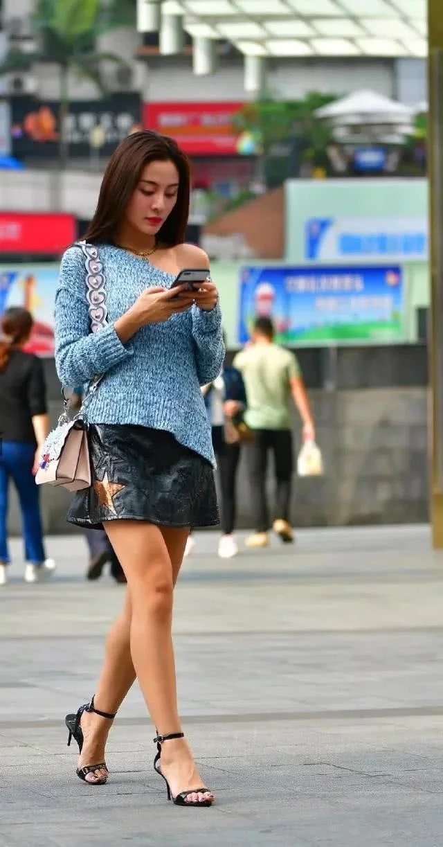 街拍：温柔可人的小美女，身穿吊带连衣裙，时尚清新靓丽