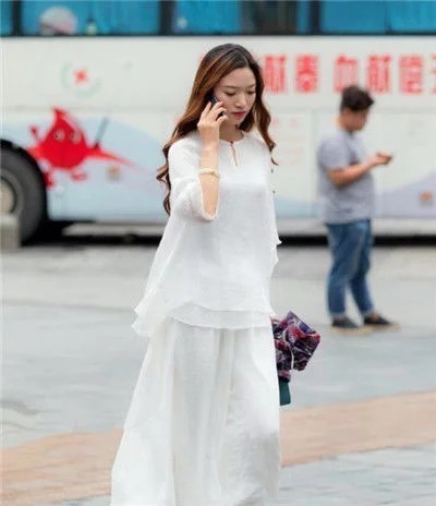 街拍：美女穿白色套裙，长发披肩，气质温婉动人
