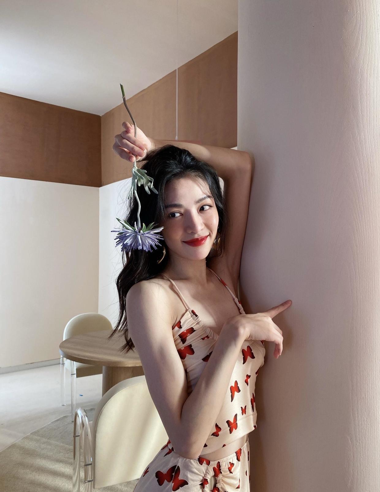 气质|钟楚曦的气质无可挑剔,蝴蝶印花套装秀好身材,高挑曼妙不输超模