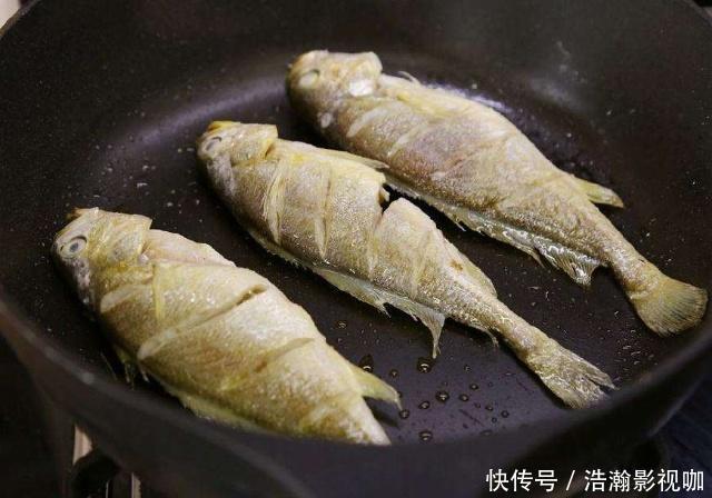 煎鱼别只会用生姜!大厨多加一点它,煎鱼不粘锅,鱼肉红亮入味
