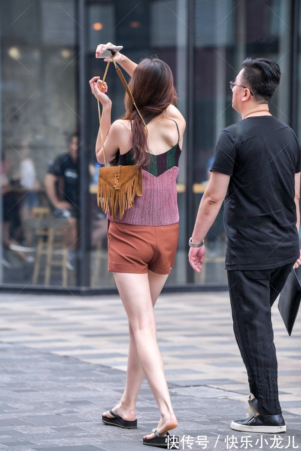 背心 小姐姐的背影很好看,因为她的穿搭很好看,很有时尚气质