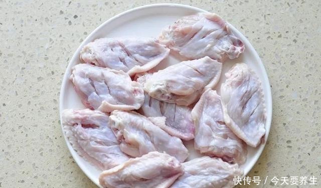 我家的鸡翅这样做,腌制一下入烤箱烤烤,金黄诱人上桌立马被抢光
