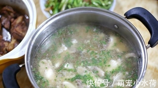 8个人的晚餐,一桌菜花费不到200元,网友:羡慕四线城市的生活
