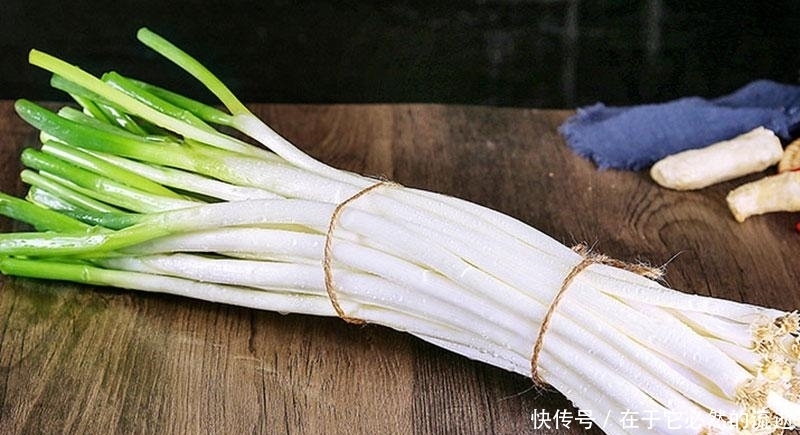 春天买葱时,注意区分“小葱”和“香葱”,差别很大,买错味道差