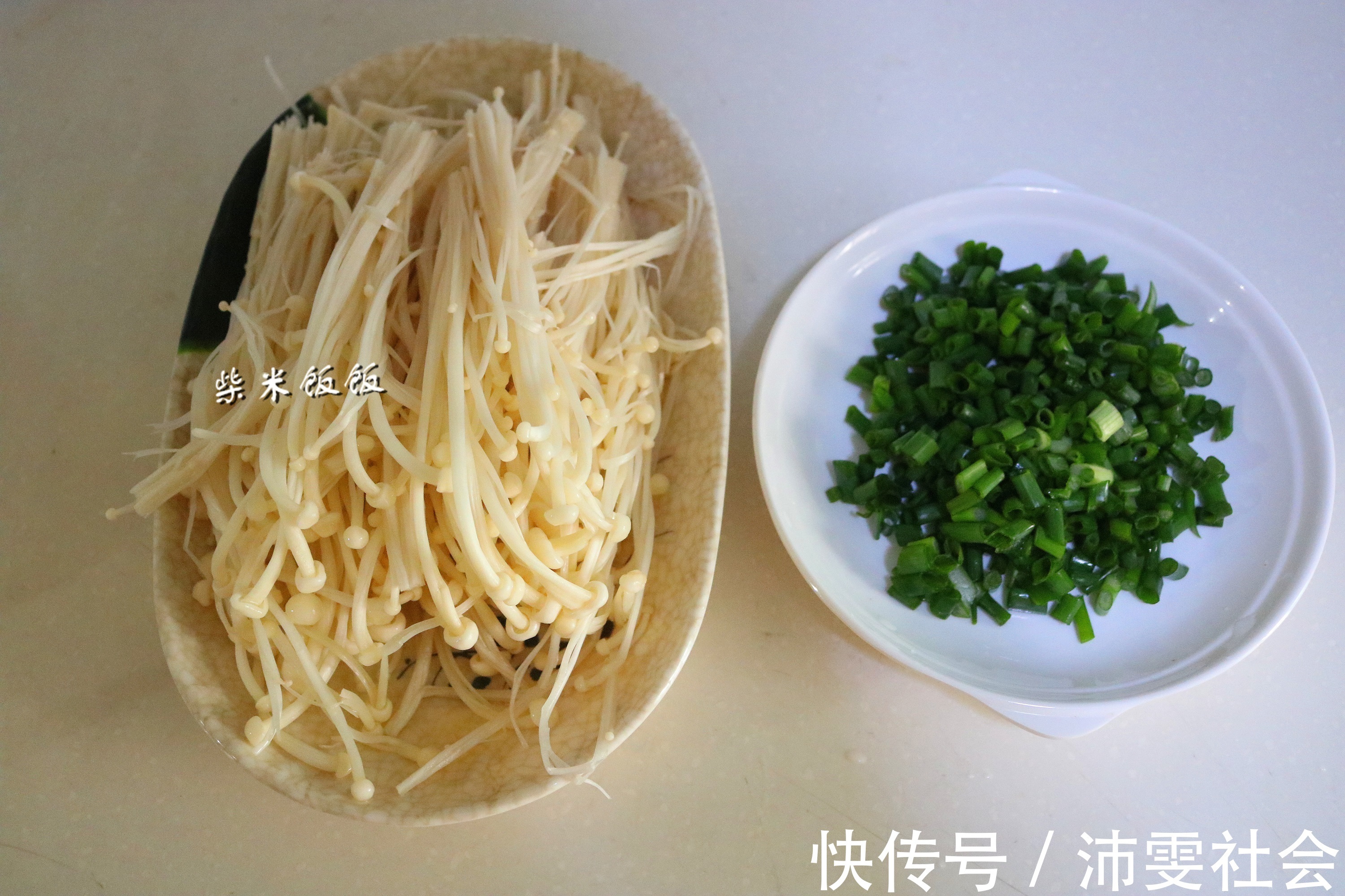 搭配|金针菇，我喜欢这个吃法！煮一煮特别鲜，搭配米饭，连汤汁也不剩