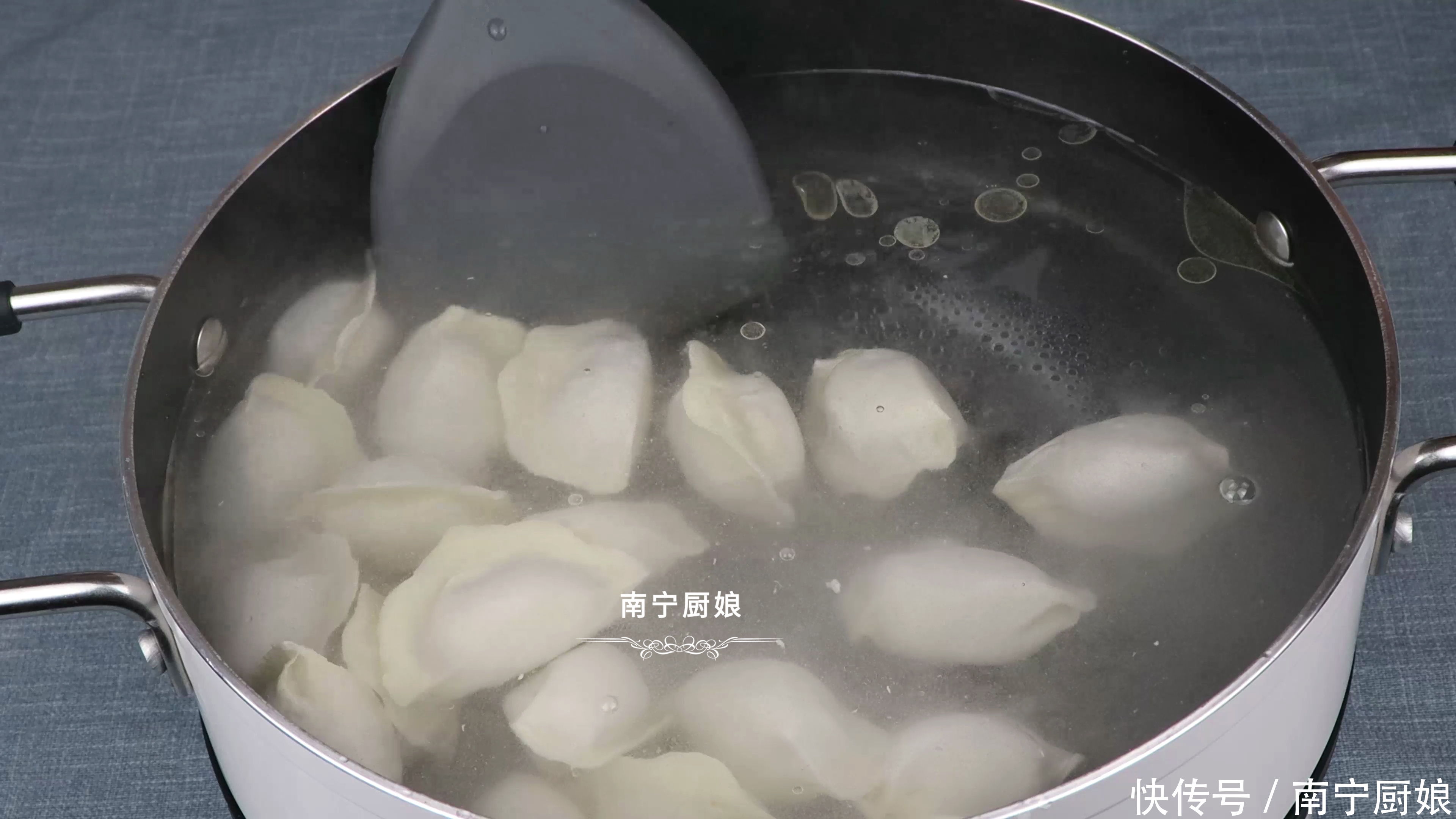 煮冻饺子时,冷水还是开水下锅好?教你正确煮法,饺子完整不破皮