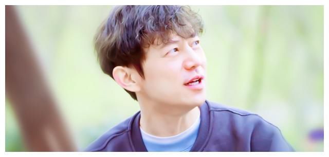 时代俊峰|173宋亚轩与172何炅同框,身高差明显,谎报身高地站出来