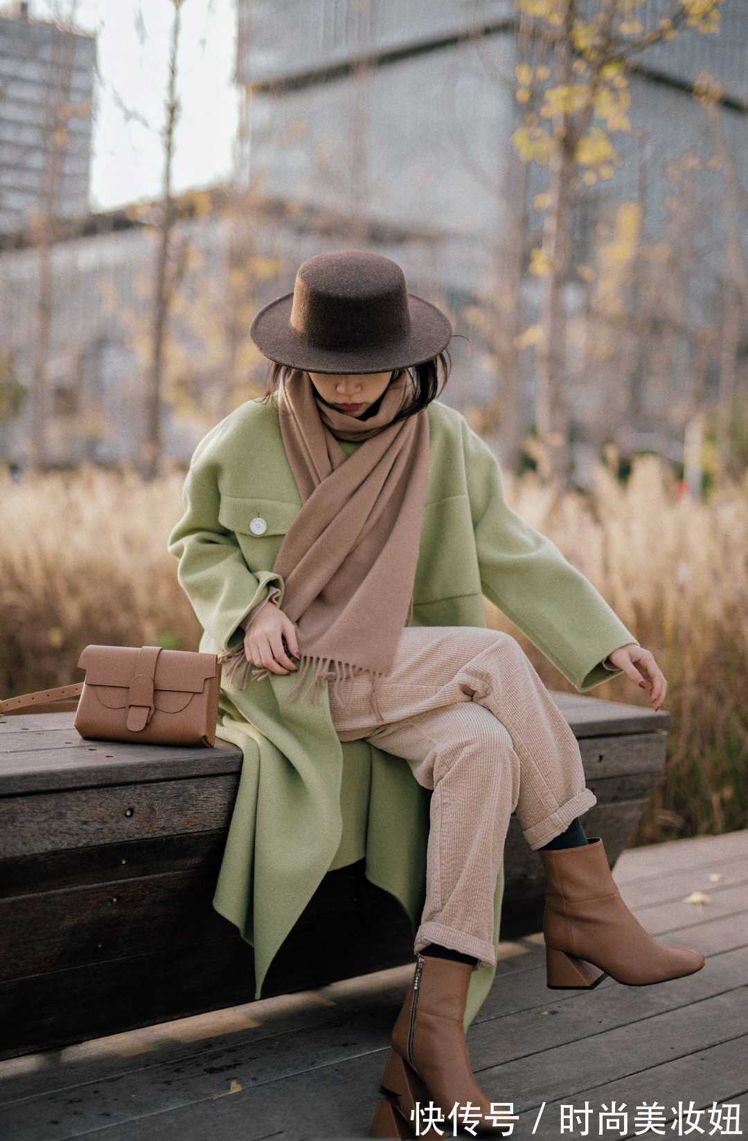 9分裤 “打底裤”已经过时了,今年穿直筒9分裤配短靴,高级保暖显腿长