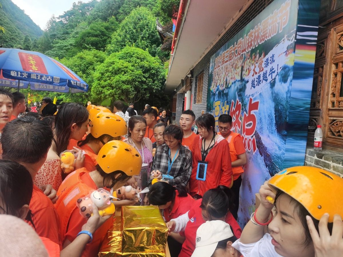 游客们|夏日狂欢 万人齐聚大觉山--第三届大觉山森林漂流节盛大开启