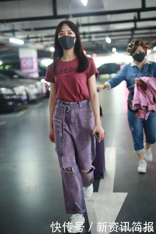 秦牛正威穿粉色T恤搭配紫色破洞牛仔裤,清新唯美,潮流又时尚