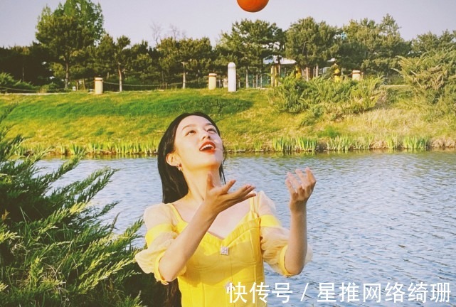 泡泡袖|三张海报，三种风格，周也的可塑性真的很强