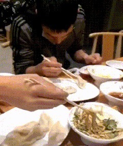 |搞笑GIF：我的手太小了，真的抓不紧，下次不来玩了！