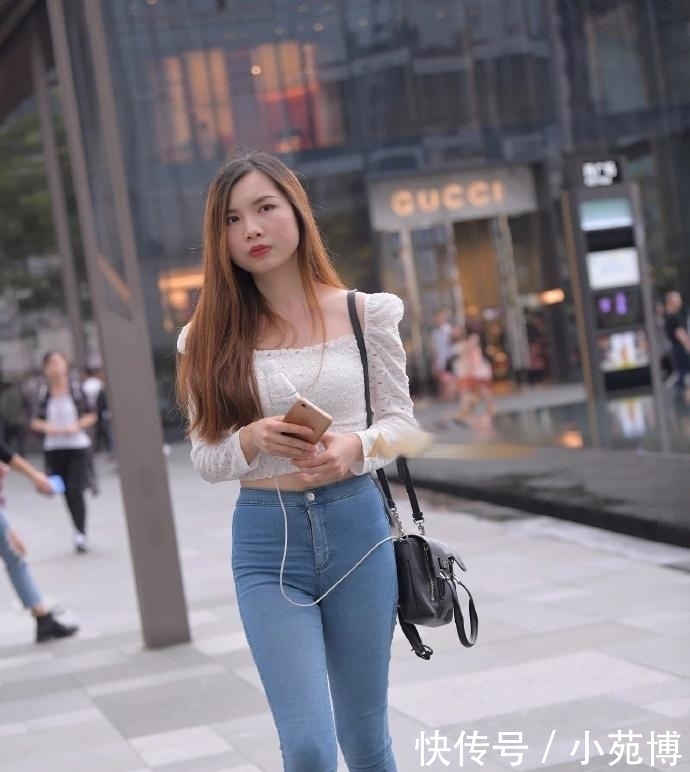 展现|紧身裤都救不了“塌臀”,大神穿低腰,肚脐以下都是腿