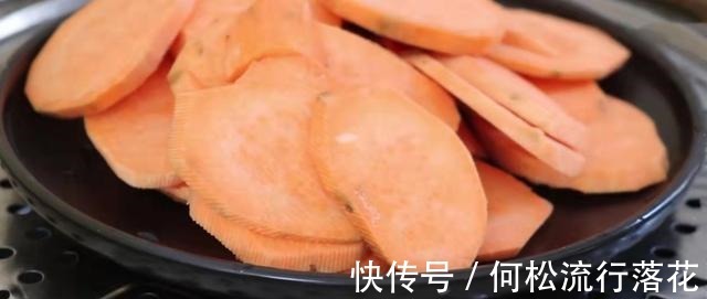 绿豆里加2个红薯，这样做健脾开胃又解馋，大人小孩都爱吃，真香！