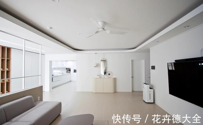 空间|与其客厅空着浪费，倒不如沙发后装矮墙，将空间分隔为二，更实用