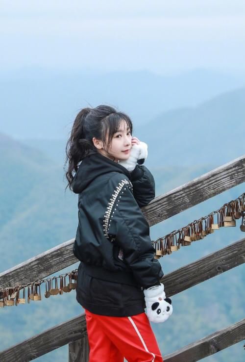  性感|色系选错显老气？柳岩不再走性感路线，倒V西装依旧有看点